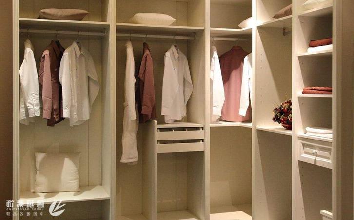 西安装修，木作装修，衣柜门有哪些材质，您学会挑选衣柜了吗？
